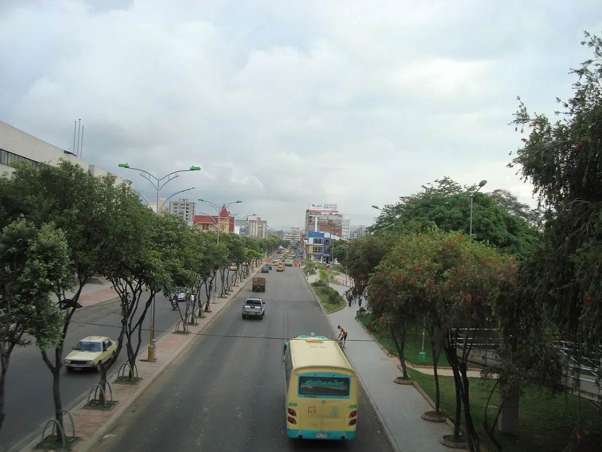 Tráfico vehicular en la carrera 27 de Bucaramanga