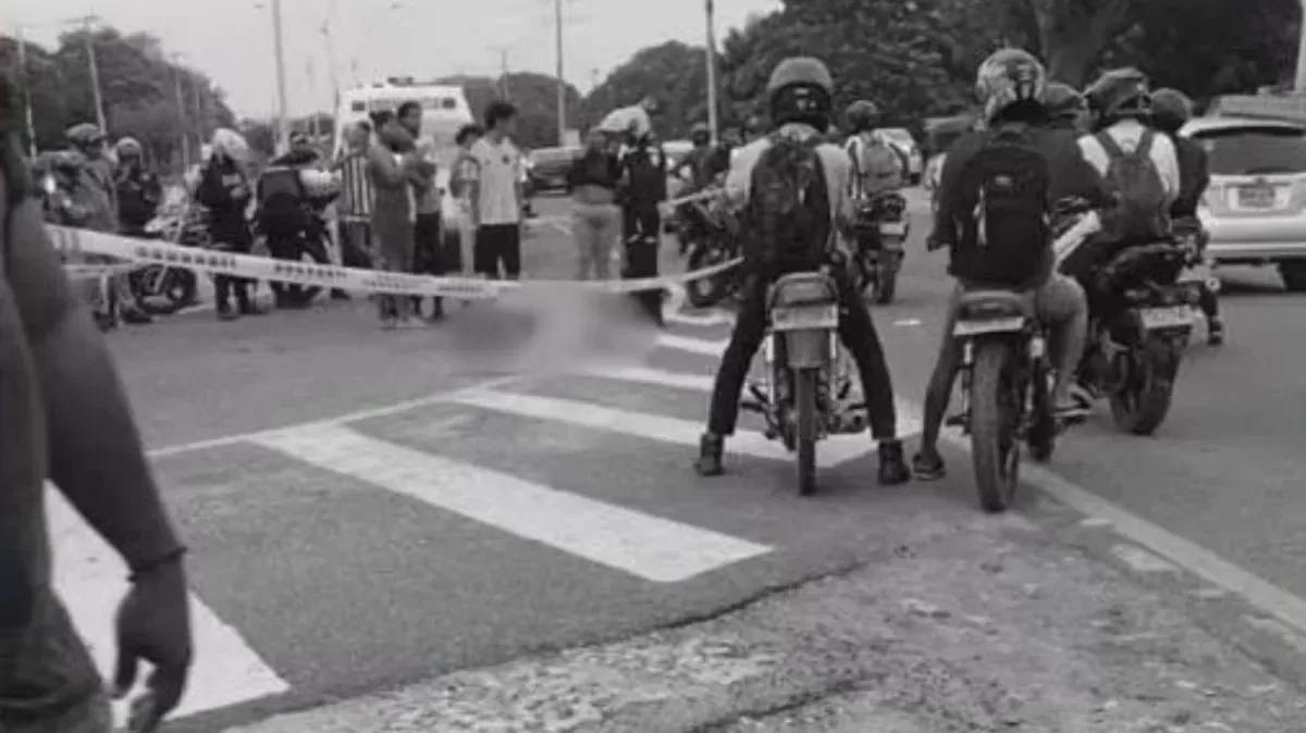 Una motocicleta lo impactó cuando cruzaba la vía: murió en el lugar y dos personas quedaron heridas